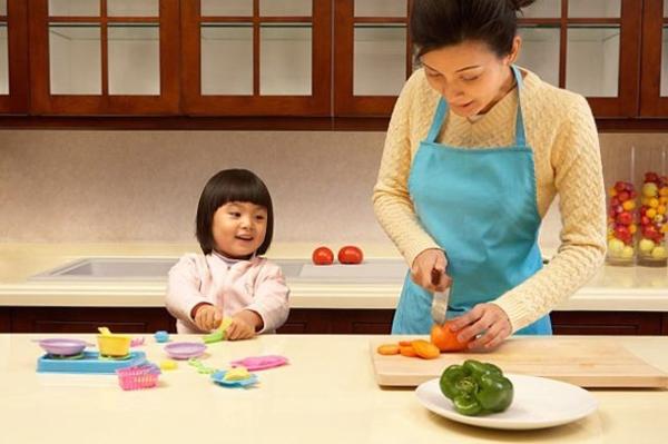 Nấu ăn là một trong những kĩ năng sống quan trọng mà bố mẹ bắt buộc phải dạy cho trẻ. (Ảnh minh họa)